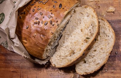 Pão além do óbvio: como a fermentação natural transforma ingredientes simples em obras de arte culinárias