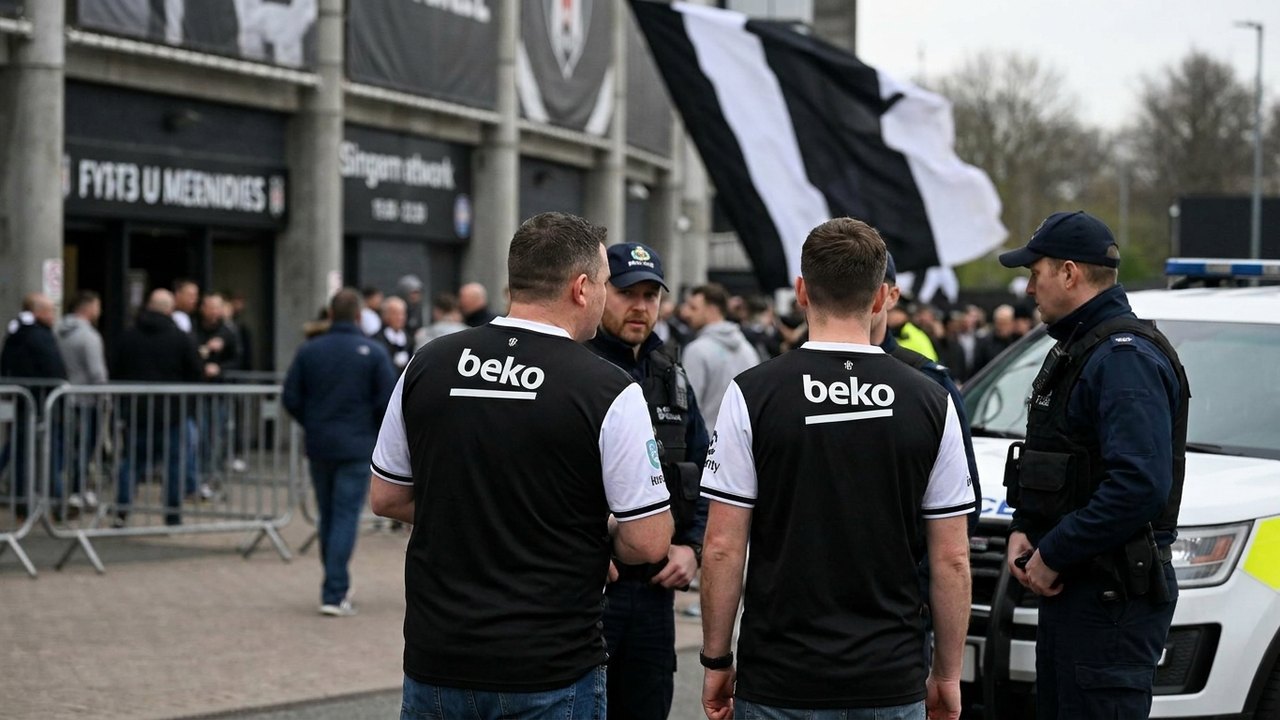 Torcedores que xingaram criança são identificados e podem ser banidos de jogos do Corinthians