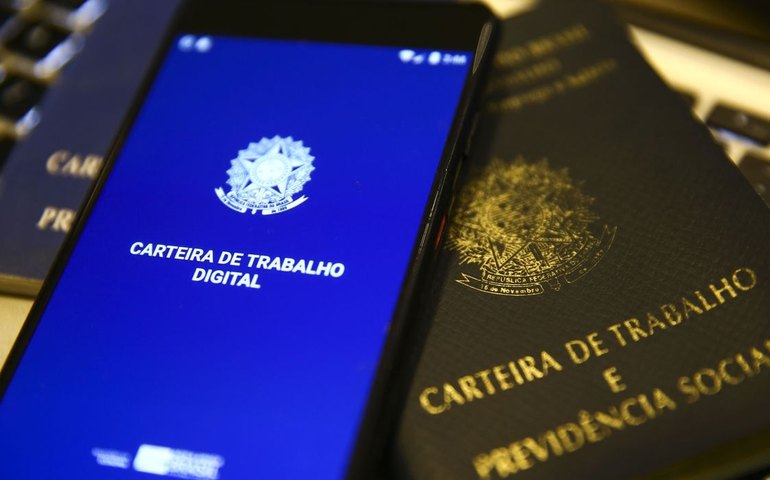 Emprego com carteira no setor privado aumenta em 422 mil vagas em um trimestre, diz IBGE