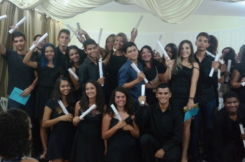 Emoção marca formatura de concluintes do Ensino Médio da rede estadual