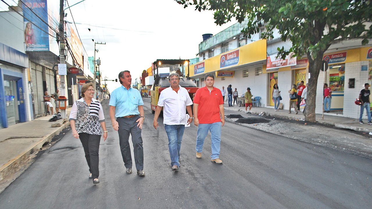 Célia Rocha acompanha andamento de obras pelo Centro de Arapiraca