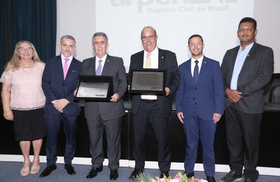 Presidente e vice do TJAL recebem Comenda Cleomadson Abreu