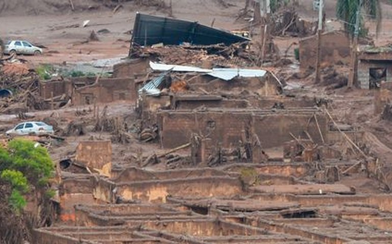 Um mês após tragédia em Mariana, causas e impactos ainda são investigados