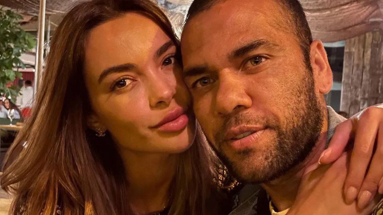 Ex-mulher parabeniza Dani Alves por aniversário: 'Humanidade não entende de empatia'