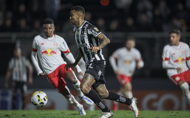 Em duelo aberto, Bragantino e Atlético-MG empatam jogo antecipado do Brasileirão