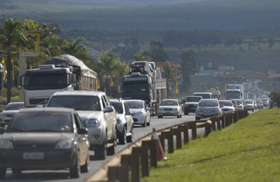 Comissão aprova anistia a quem dirigiu sem farol ligado em rodovias durante o dia