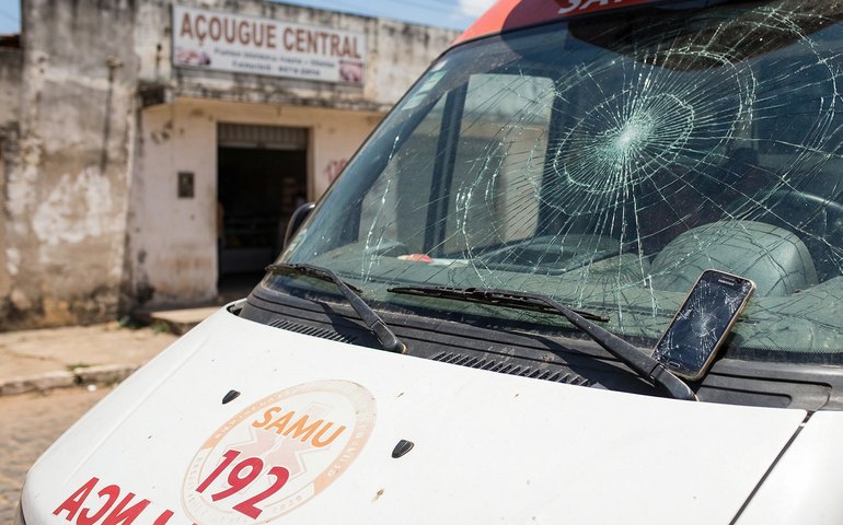 Mulher é presa em flagrante após quebrar para-brisa de ambulância da UBS com aparelho celular em Coité do Nóia