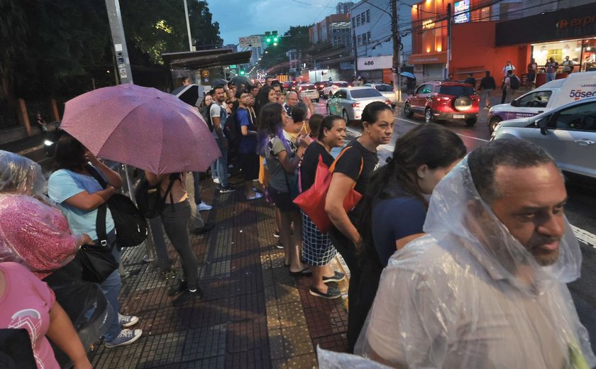 Chuva deixa 179 mil imóveis sem energia elétrica em São Paulo