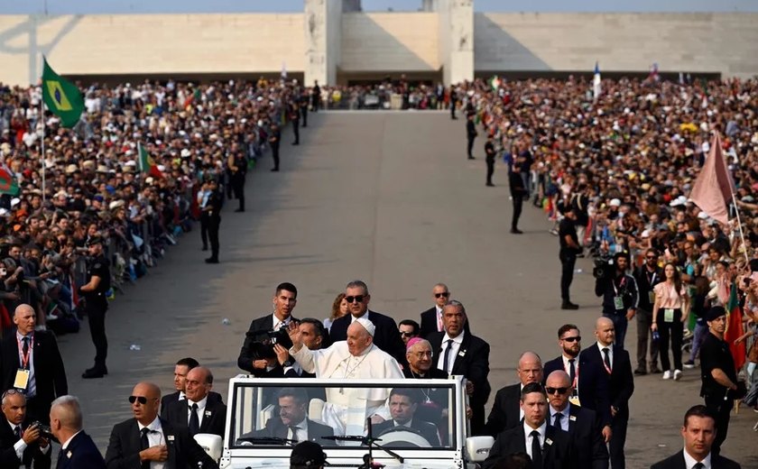 Multidão de fiéis acompanham visita do Papa visita ao santuário de Fátima, em Portugal; fotos