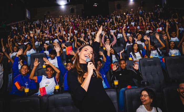 Marina Candia e estudantes da rede pública prestigiam documentário sobre moda e cultura Marina Candia e estudantes da rede pública prestigiam documentário sobre moda e cultura
