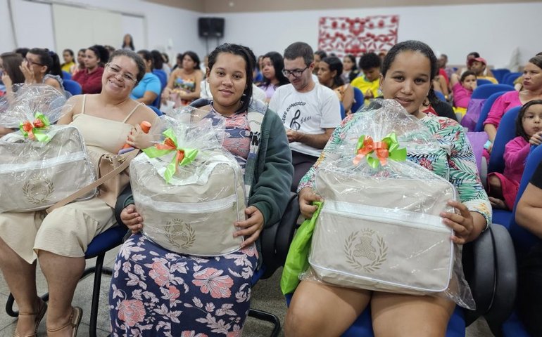 Prefeitura realiza a 1ª entrega de enxovais do projeto “Mãe Arapiraquense” de 2025