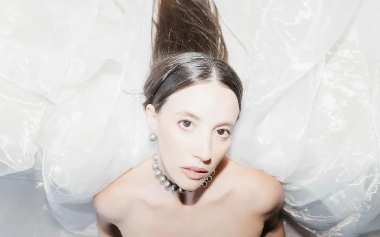 Cantora Flora se apresenta no Theatro Homerinho no próximo sábado (24) com show inédito