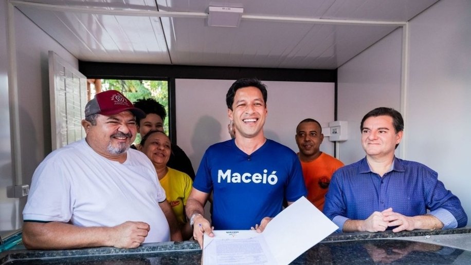 Prefeito Rodrigo Cunha entrega canteiros revitalizados e novos boxes a permissionários na Pajuçara