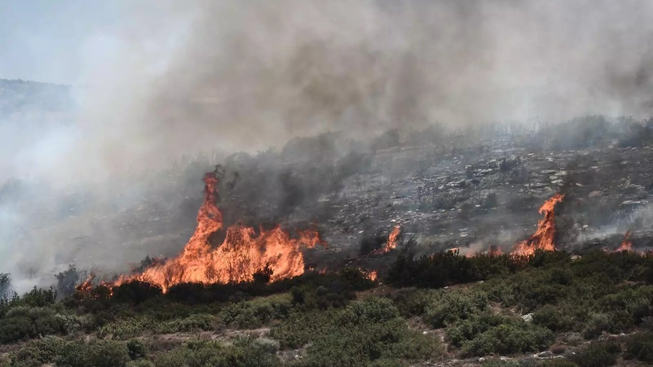 Grécia encontra 18 corpos carbonizados em meio a incêndios que se espalham pelo país