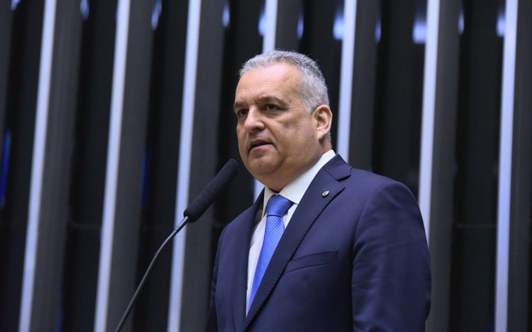 Alfredo Gaspar vota a favor e aprova urgência da Anistia