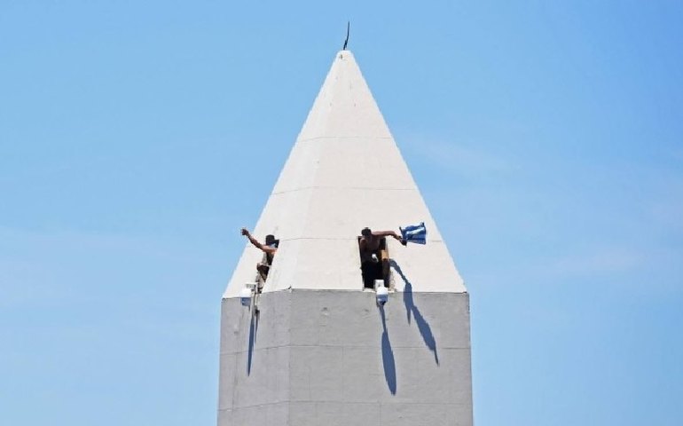 Festa na Argentina tem invasão ao obelisco, prisões e torcedores feridos