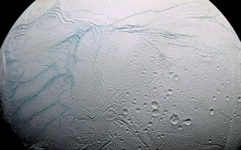 Oceanos ocultos em luas geladas podem estar fervendo sob a superfície, revela estudo