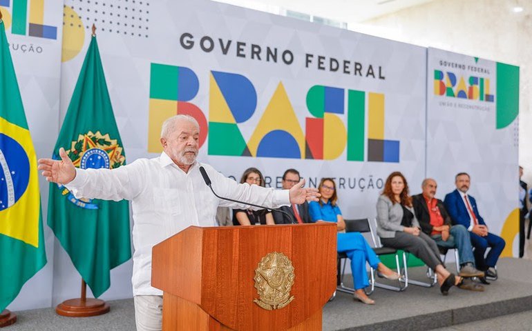 Presidente oficializa reajuste de 9% a servidores e celebra retorno do diálogo