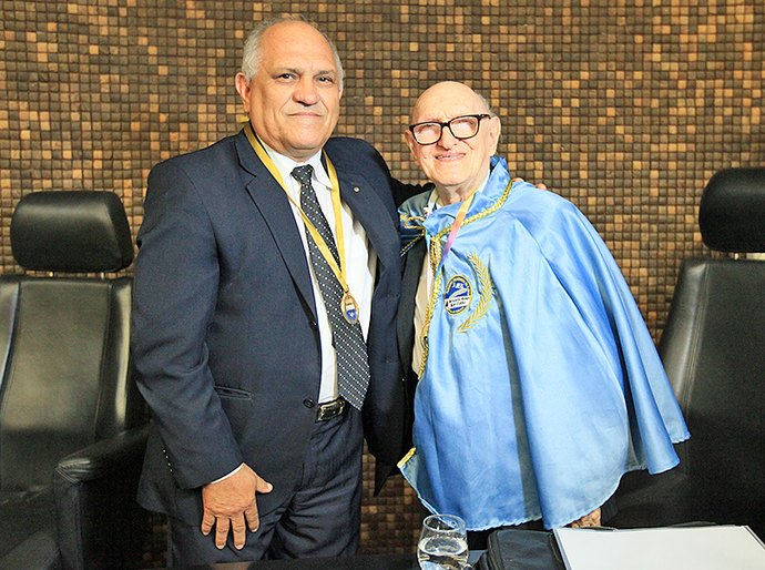Otávio Praxedes recebe comenda da Academia Maceioense de Letras