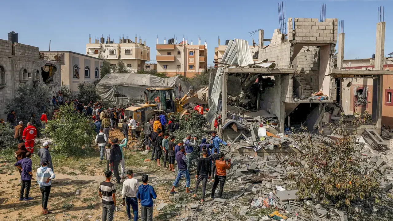 Israel inicia ataques a Rafah, no sul de Gaza, em meio a negociações sobre cessar-fogo