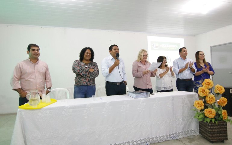 Prefeito Júlio Cezar e secretária Kátia Born dão boas vindas aos contratados em PSS da Saúde