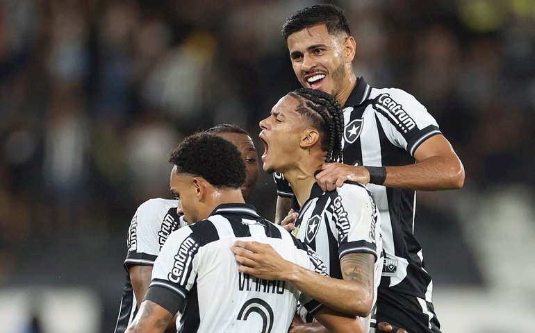 Com golaços, Botafogo goleia Bragantino e se recupera no Nilton Santos após duas derrotas