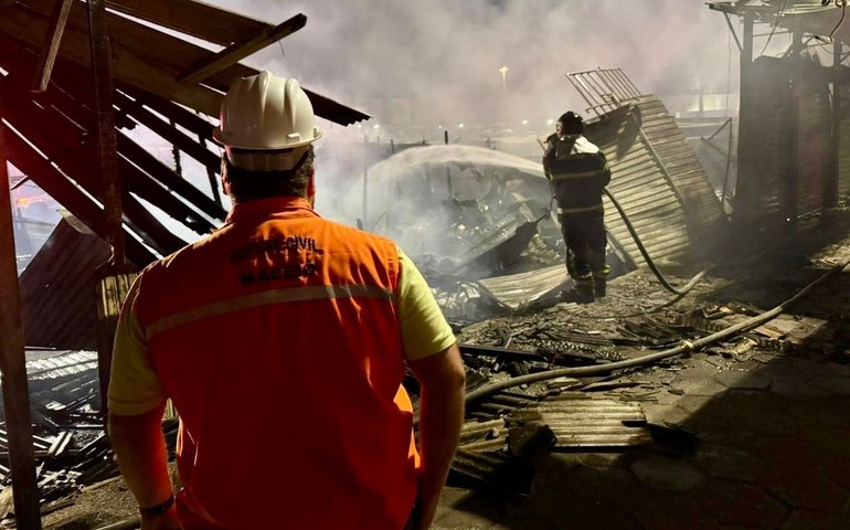 Prefeitura de Maceió atua para reduzir danos de incêndio no entorno do Mercado da Produção