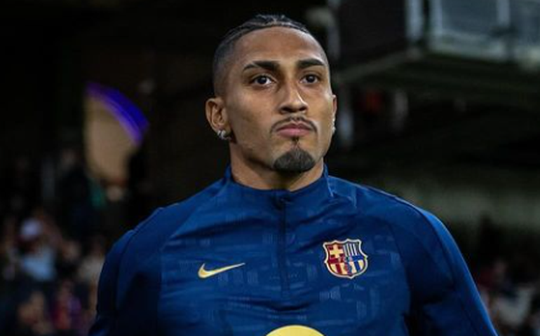 Raphinha faz golaço, Barcelona goleia Real Madrid no Bernabéu e se isola na ponta do Espanhol