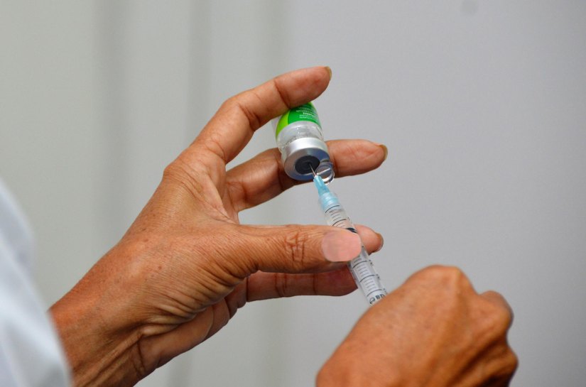 Enfermeira da Sesau orienta que a tuberculose pode ser prevenida por meio da vacinação