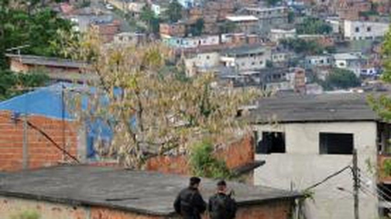 Idosa morre em tiroteio no Complexo do Alemão e moradores protestam