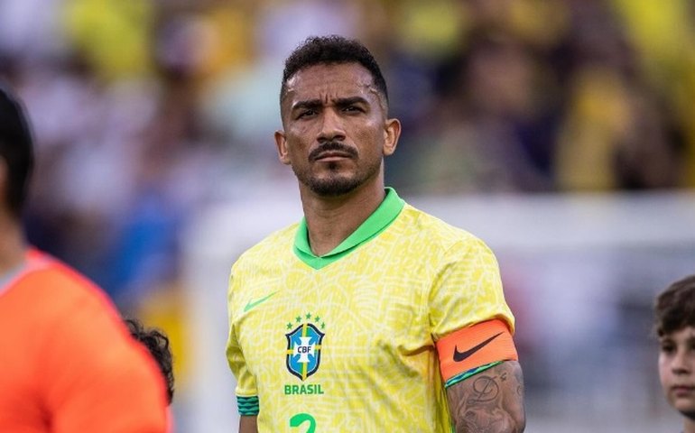 Danilo discute com torcedor e é contido por Neymar após empate da seleção na Copa América