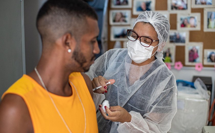 Maceió começa a aplicar 4ª dose da vacina contra Covid-19 em pessoas com 18 anos ou mais