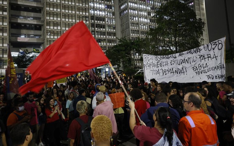 Estudantes voltam a ocupar prédio principal da Uerj