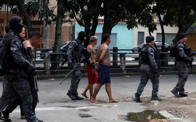 Pelo menos 33 dos 113 presos na operação do Alemão e Penha são de outros estados, segundo Curi