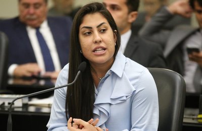 Deputada Gabi Gonçalves relata caso de mãe que foi impedida de assistir aula com filha autista