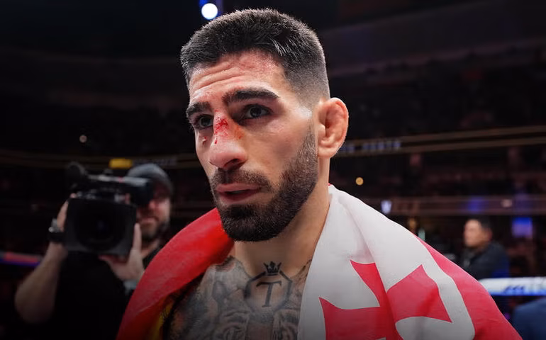 Ilia Topuria deixa octógono com rosto inchado após derrota para Justin Gaethje na Casa Branca