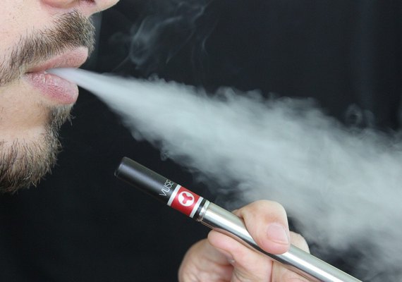 Reino Unido proibirá cigarros eletrônicos descartáveis