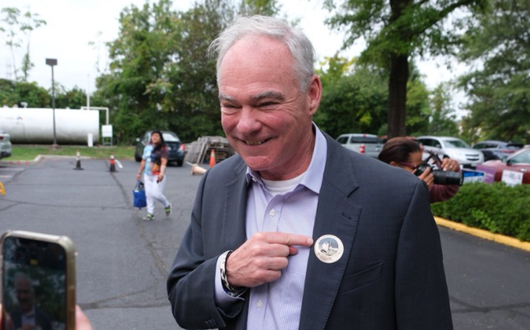 EUA: senador Tim Kaine pretende contestar ordem legal de Trump para taxar o Brasil