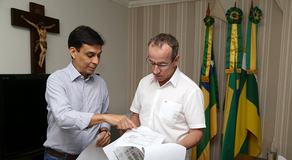 Entrega de planilha da tarifa de ônibus / Foto: Marco Vieira/PMA