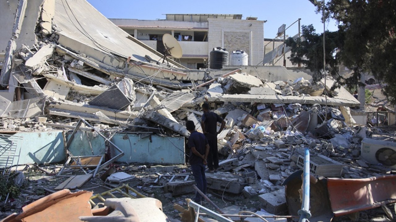 Bombardeios israelenses contra duas escolas na Faixa de Gaza deixam ao menos 30 mortos 