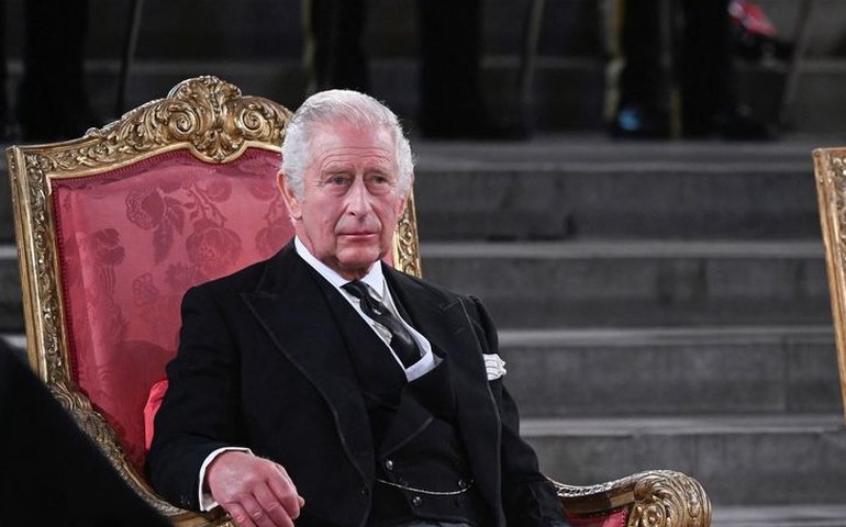 Leitura labial mostra reação de Charles III a funcionário após rainha ter dificuldades com casaco