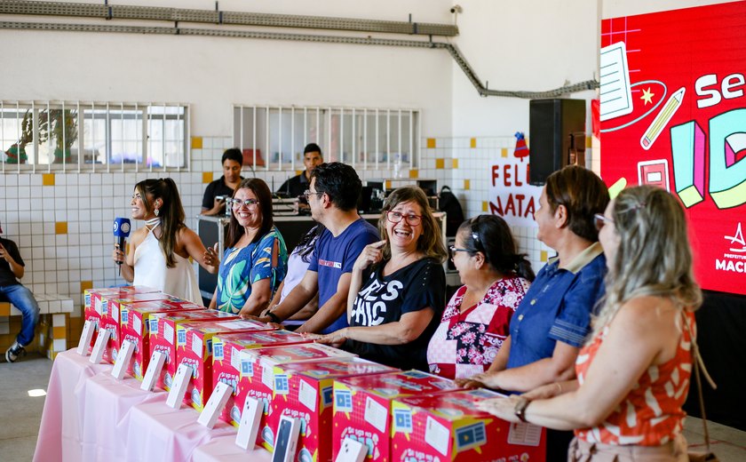 Projeto Se Liga no Ideb premia alunos de Maceió com iPhones 13
