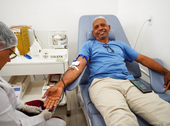 Doador alagoano realiza 60ª doação de sangue e recebe homenagem no Hemoal