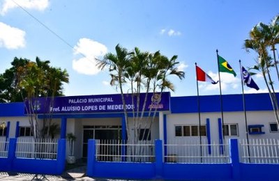 Sede da Prefeitura de Atalaia recebe nome do ex-prefeito Aluísio Lopes de Medeiros
