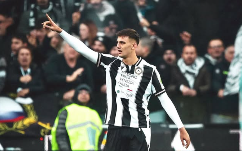 Atacante briga com o time para cobrar pênalti na Itália, festeja sozinho e acaba substituído