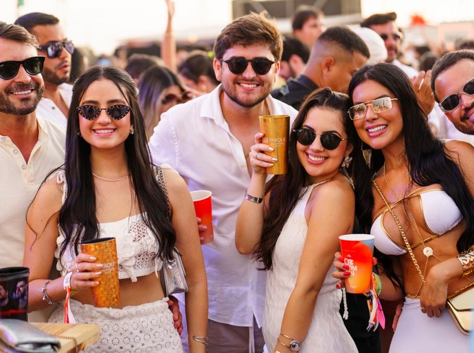 Réveillon Celebration lança combo “Only 4 Friends” e celebra a força das conexões verdadeiras