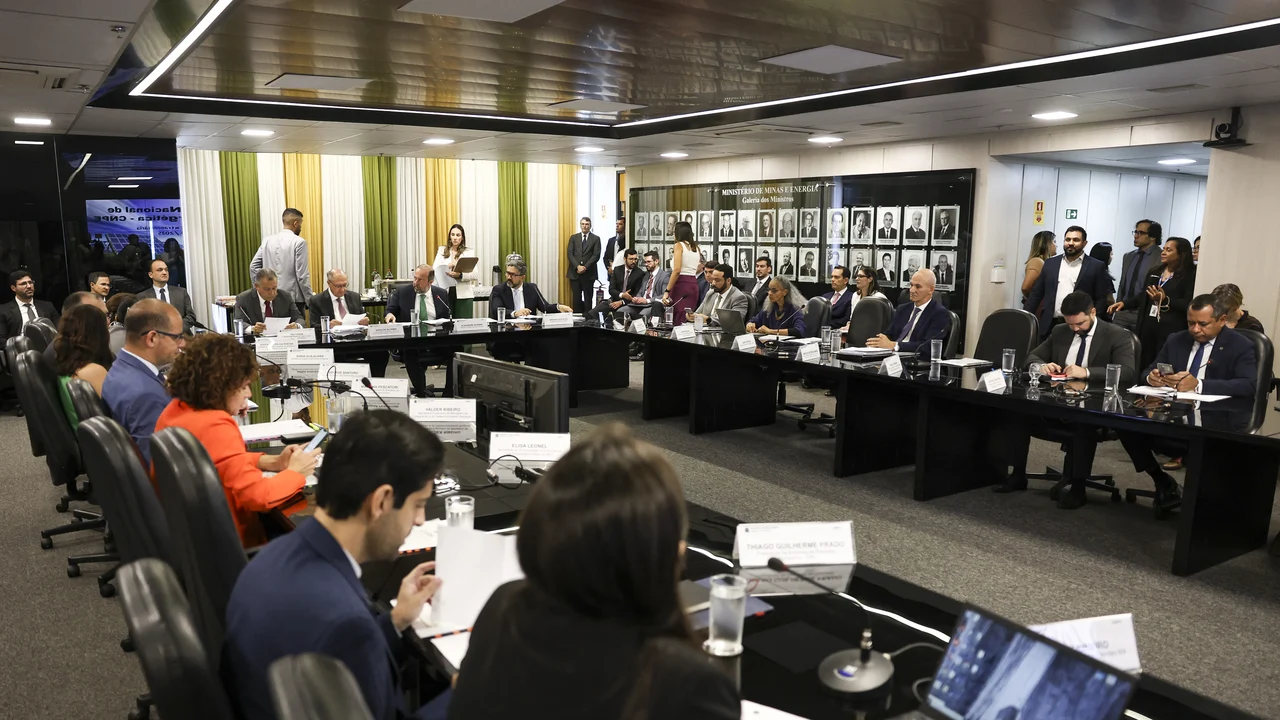 CNPE aprova elevação temporária do teor de etanol na gasolina