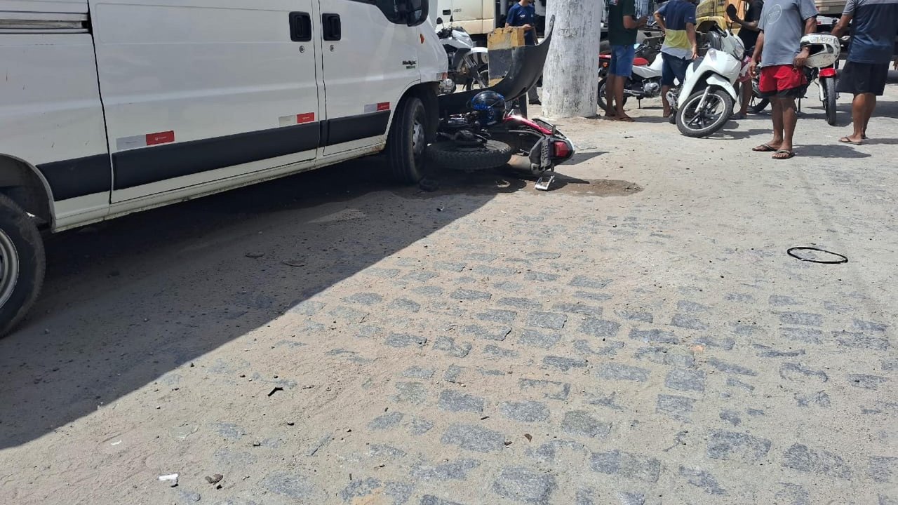 Samu atende vítima de colisão entre van e moto no Distrito Industrial, em Maceió