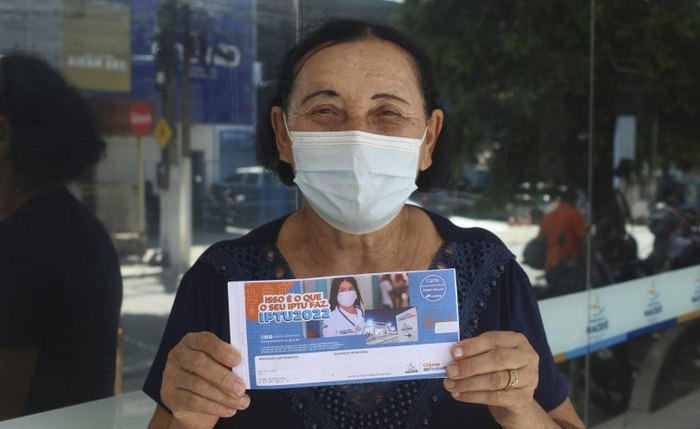 Contribuinte exibe o novo carnê do IPTU de Maceió Contribuinte exibe o novo carnê do IPTU de Maceió