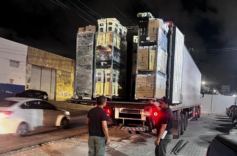 Fiscais da Fazenda identificam carga irregular de flores em Maceió